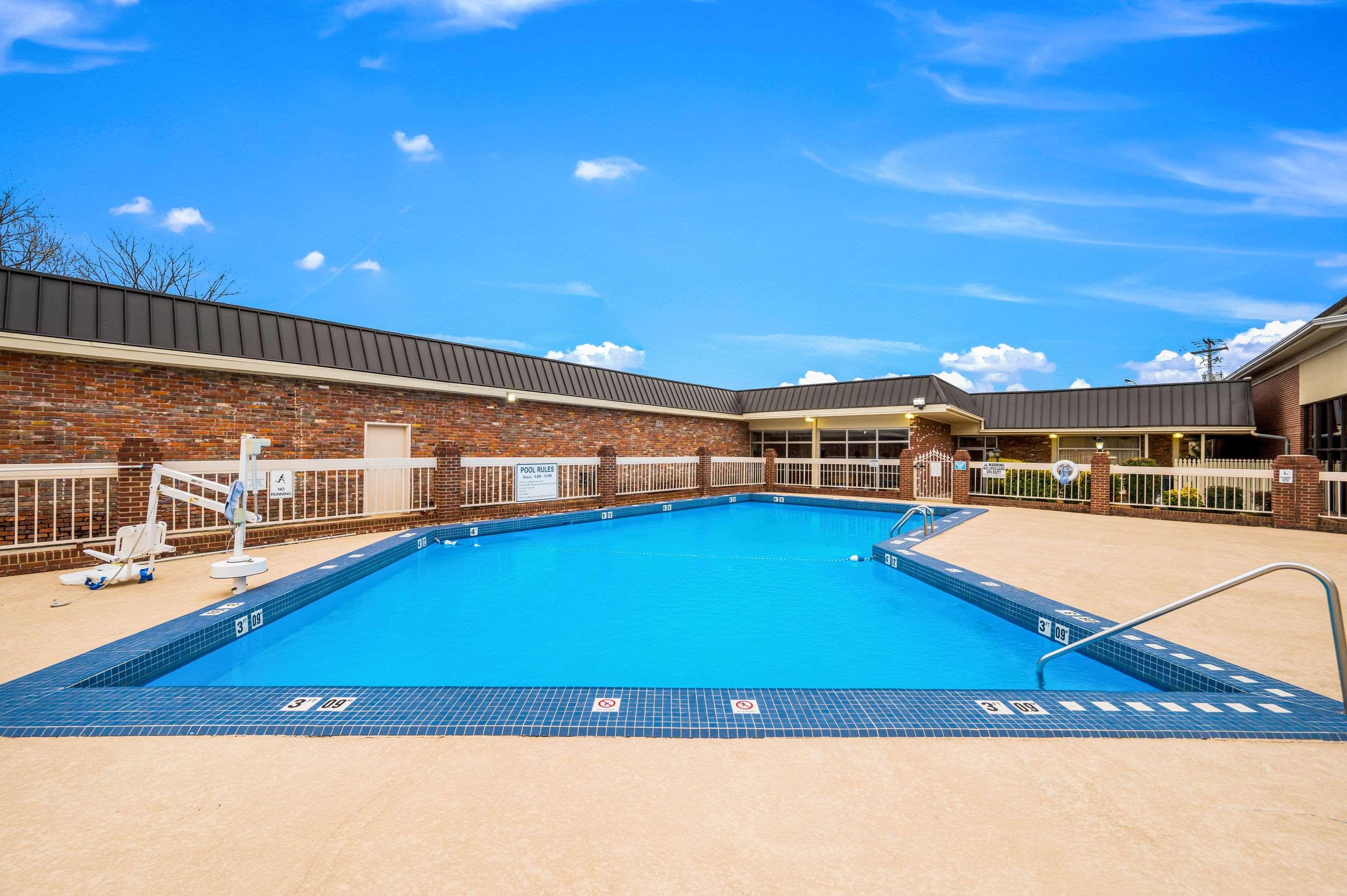 Econo Lodge Corinth Bagian luar foto