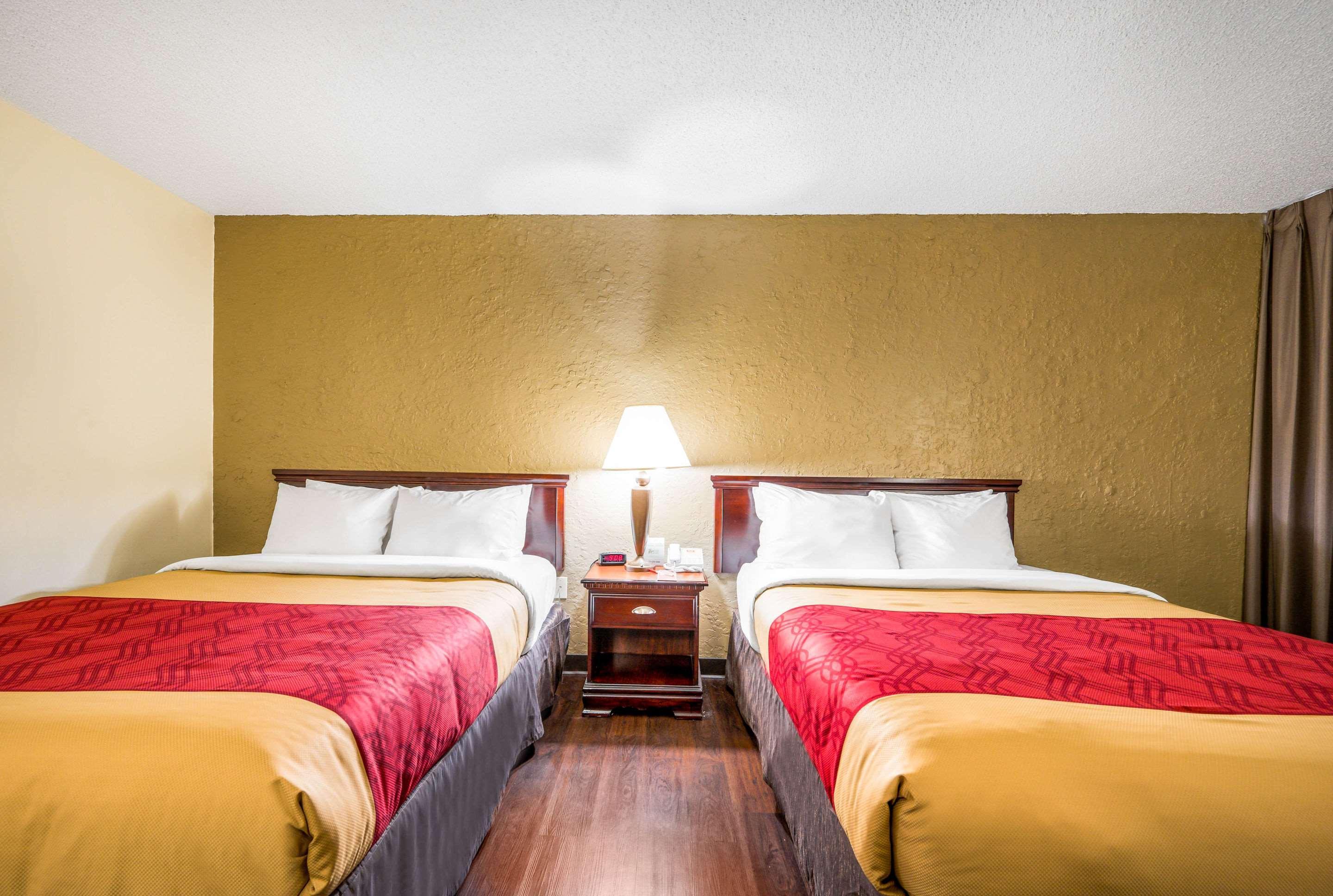 Econo Lodge Corinth Bagian luar foto
