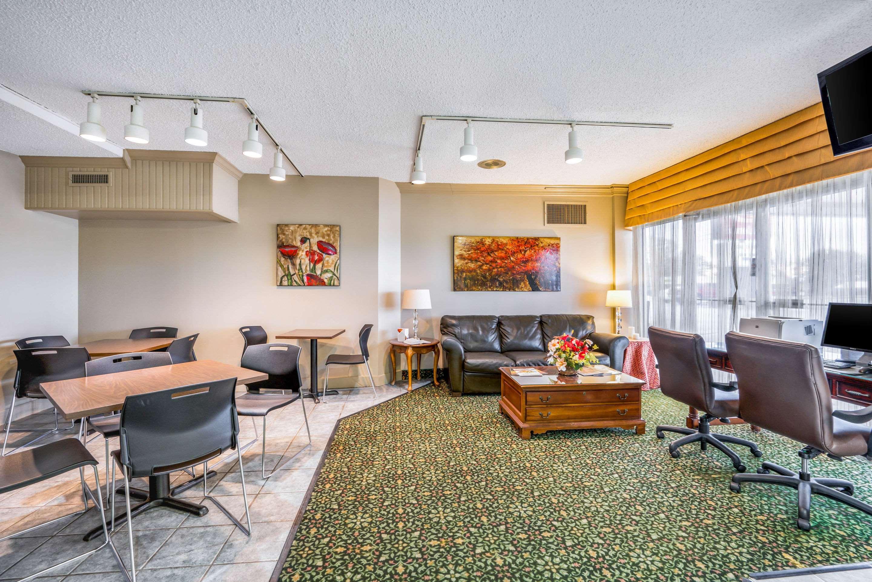 Econo Lodge Corinth Bagian luar foto