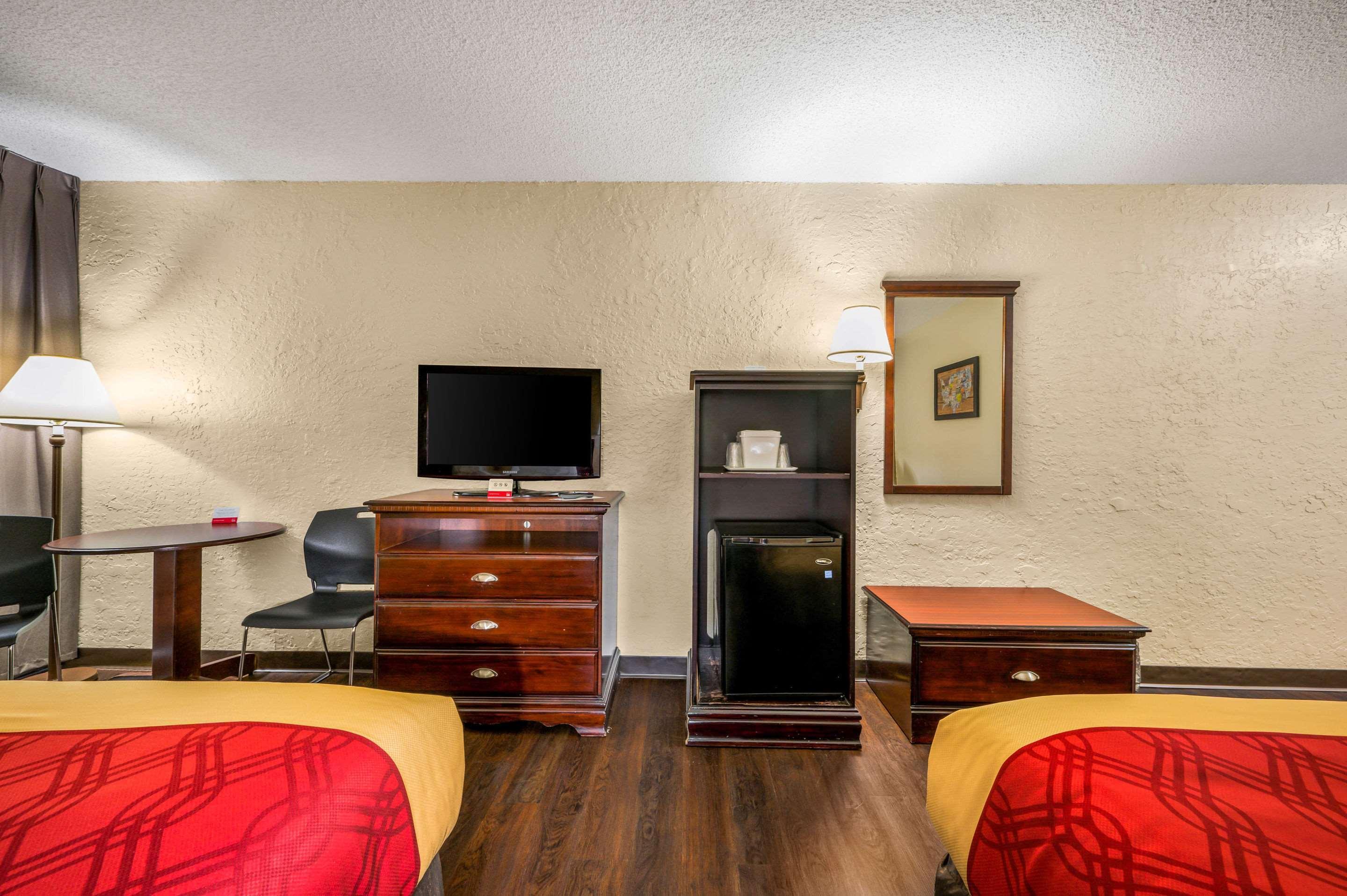 Econo Lodge Corinth Bagian luar foto