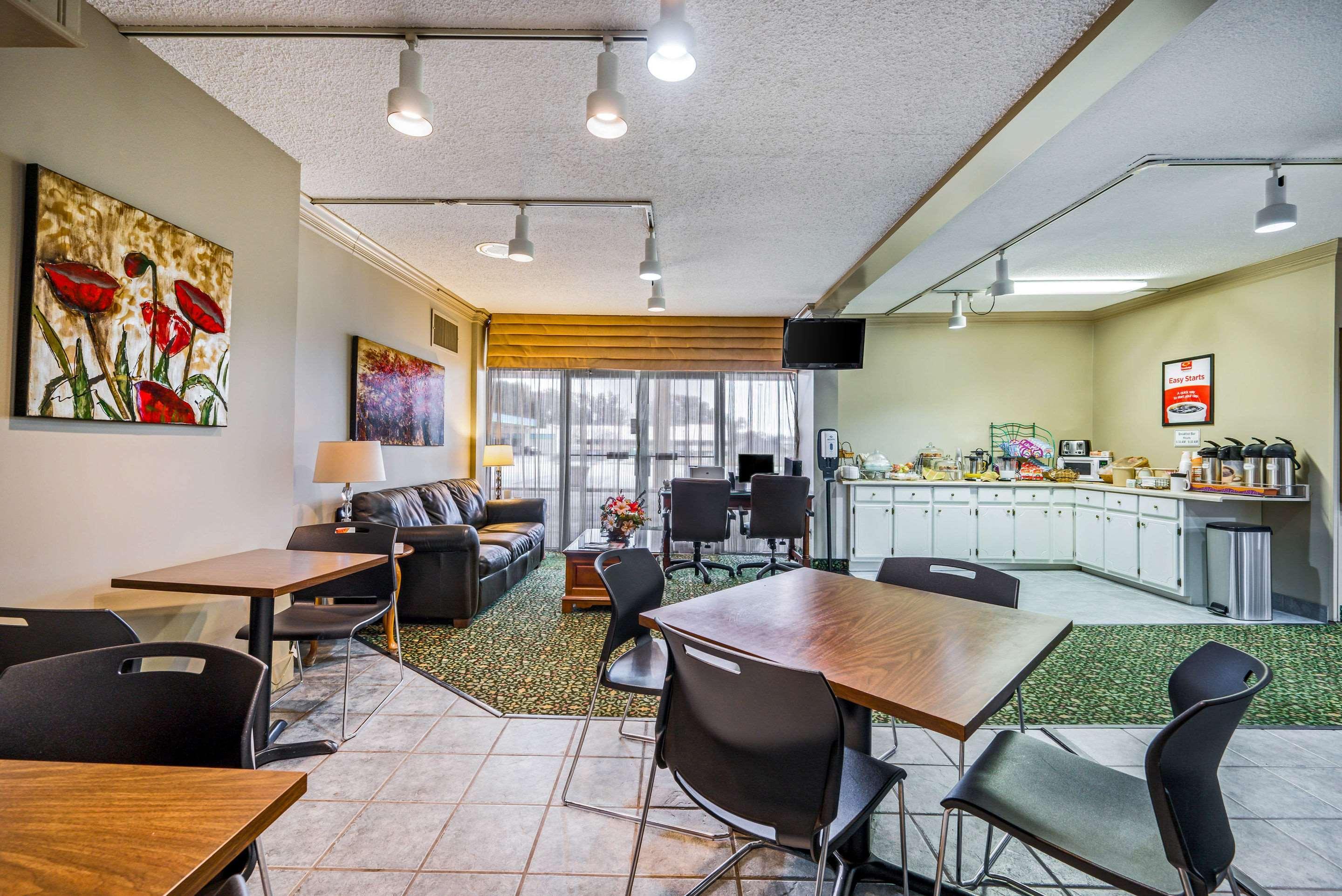 Econo Lodge Corinth Bagian luar foto