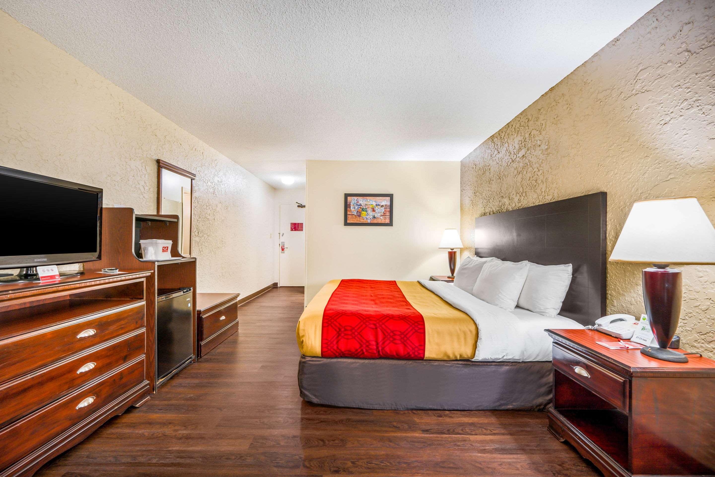 Econo Lodge Corinth Bagian luar foto