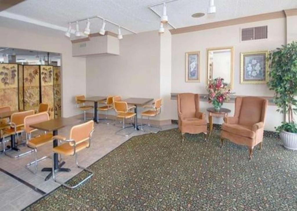 Econo Lodge Corinth Bagian luar foto