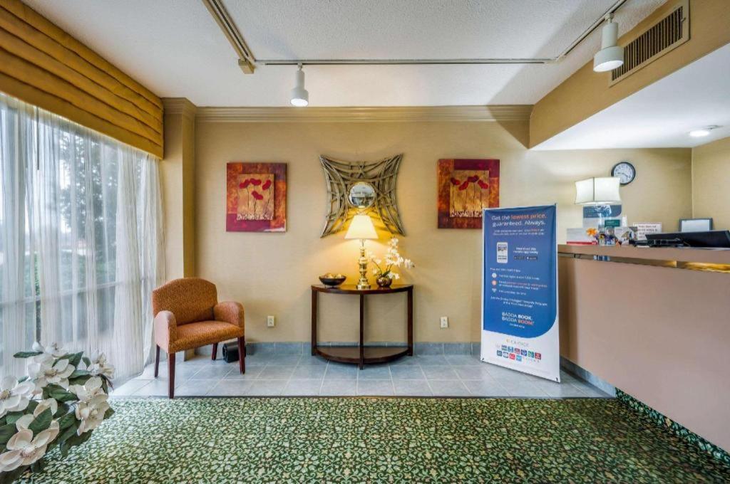 Econo Lodge Corinth Bagian luar foto