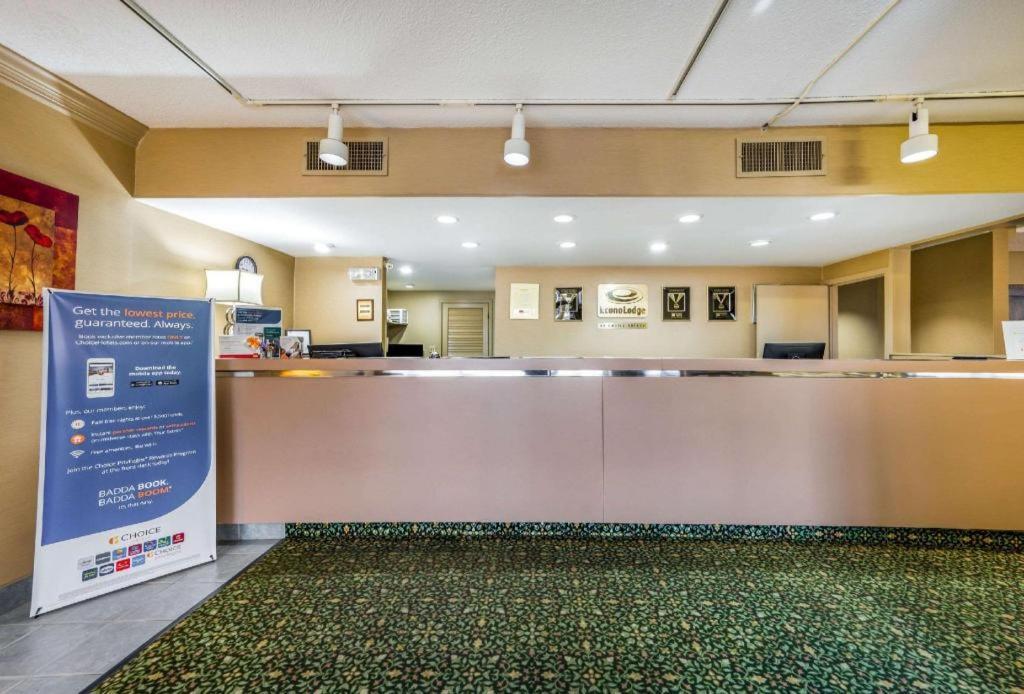 Econo Lodge Corinth Bagian luar foto