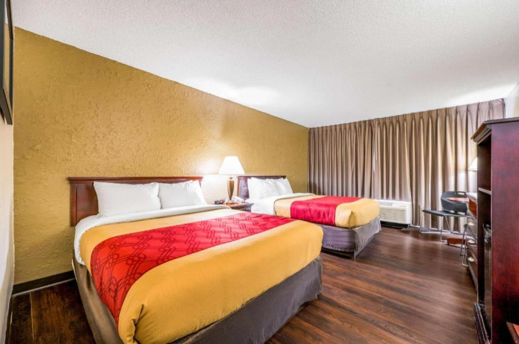 Econo Lodge Corinth Bagian luar foto
