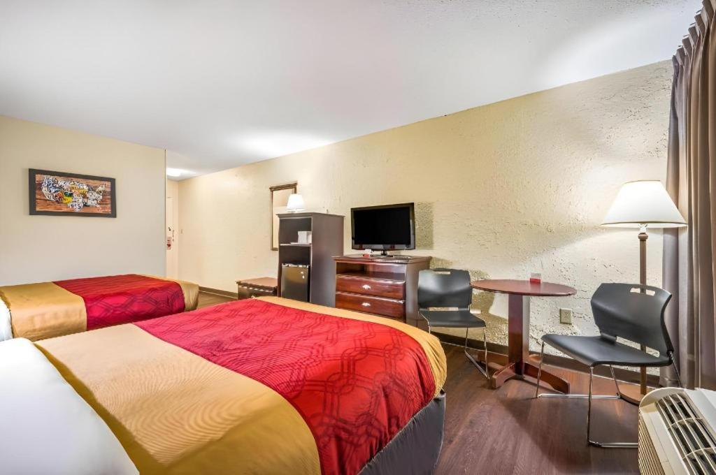 Econo Lodge Corinth Bagian luar foto