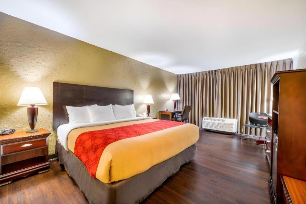 Econo Lodge Corinth Bagian luar foto