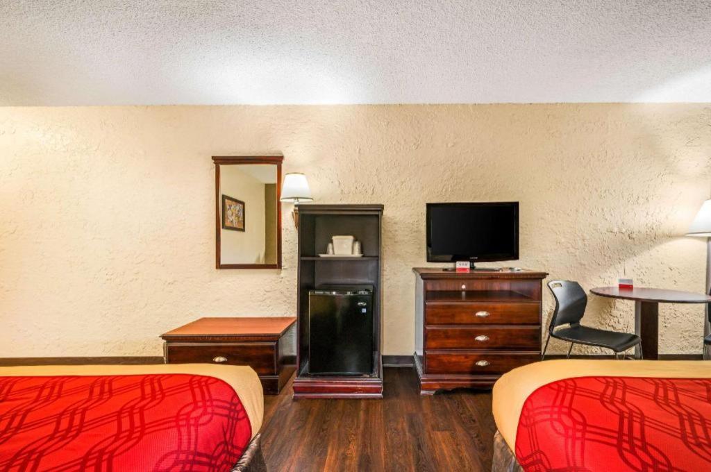 Econo Lodge Corinth Bagian luar foto