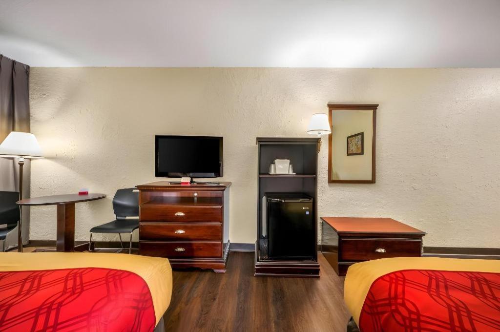 Econo Lodge Corinth Bagian luar foto