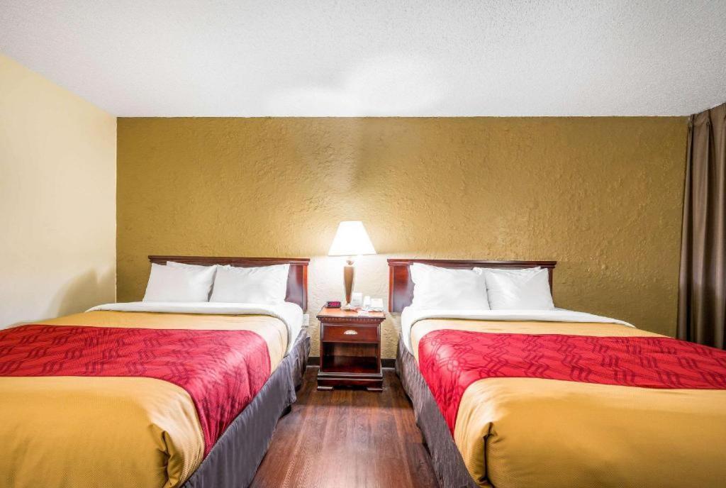 Econo Lodge Corinth Bagian luar foto