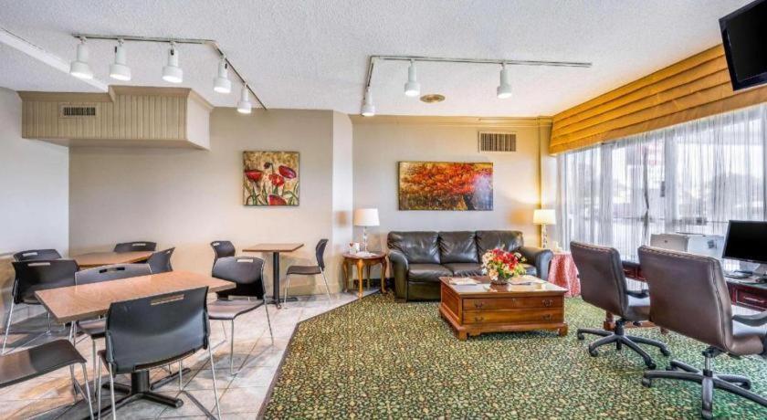 Econo Lodge Corinth Bagian luar foto