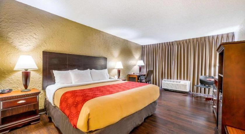 Econo Lodge Corinth Bagian luar foto