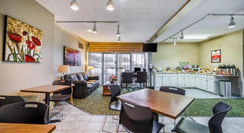 Econo Lodge Corinth Bagian luar foto