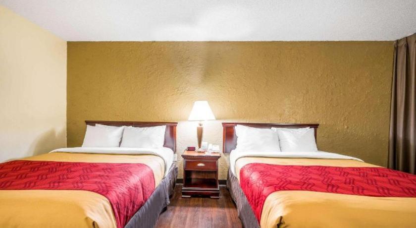 Econo Lodge Corinth Bagian luar foto