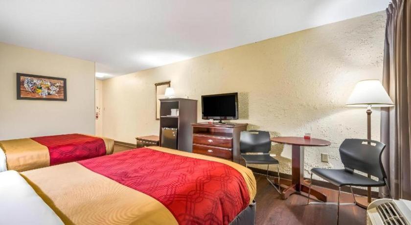 Econo Lodge Corinth Bagian luar foto