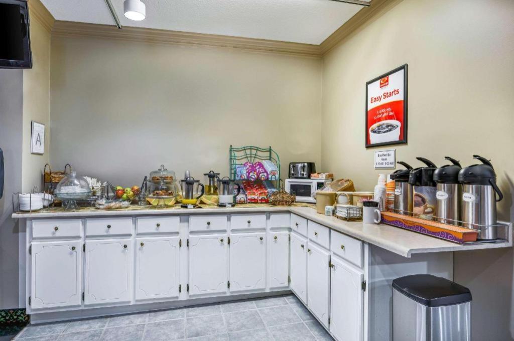 Econo Lodge Corinth Bagian luar foto